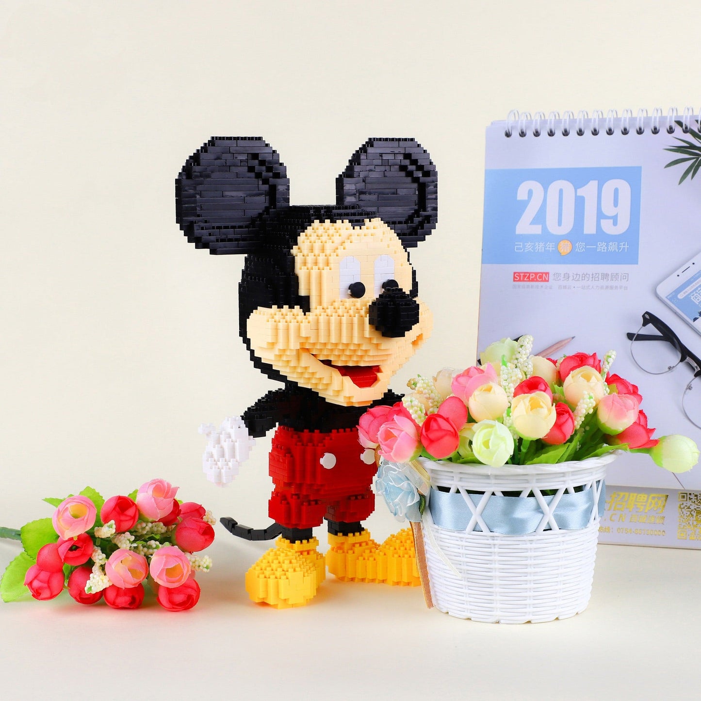 Mega Mouse im roten Anzug | Bausteine