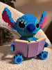 Blaues Wesen mit Buch