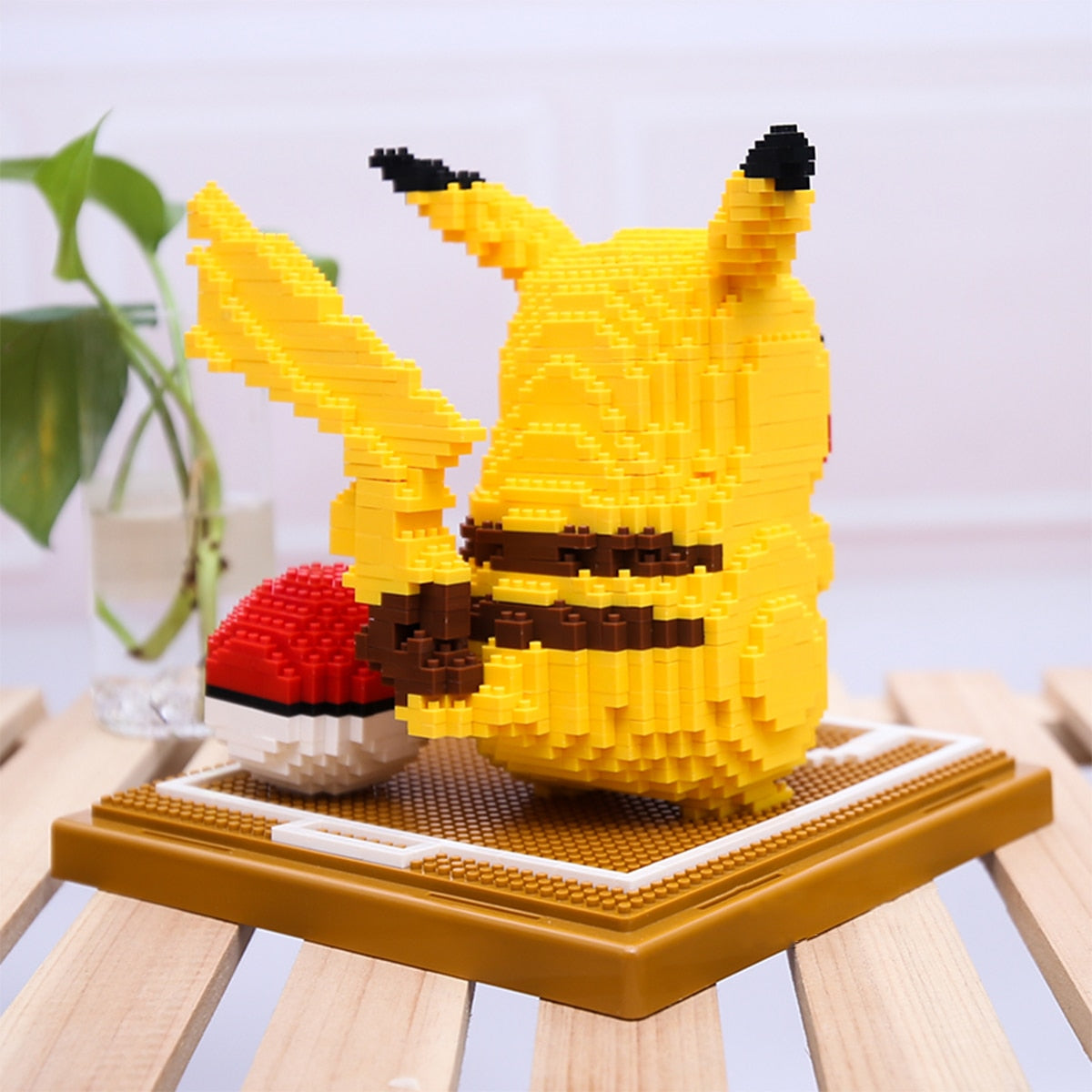 gelbes Blitzmonster auf Bautafel