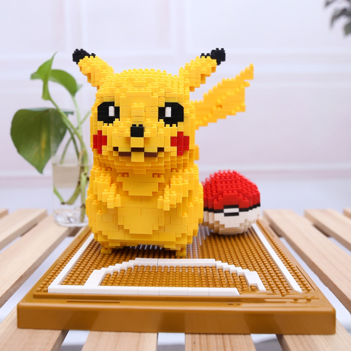 gelbes Blitzmonster auf Bautafel