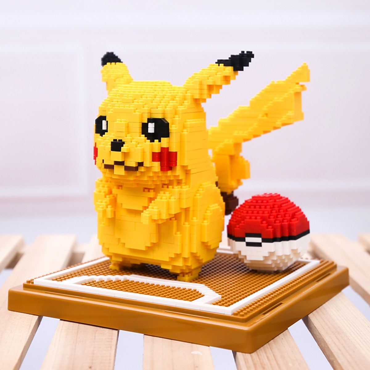 gelbes Blitzmonster auf Bautafel