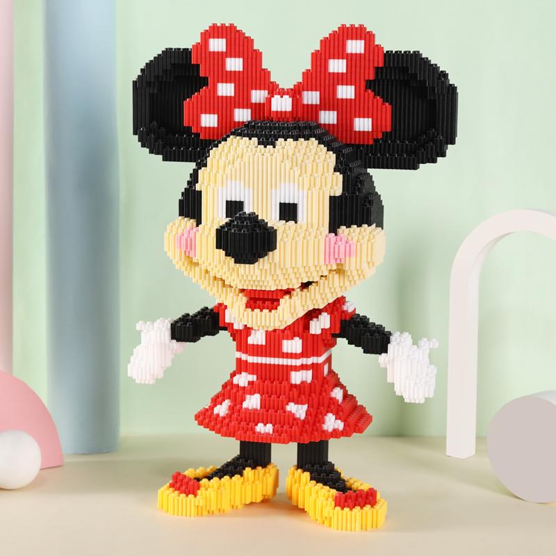 Mega Mouse im roten Kleid