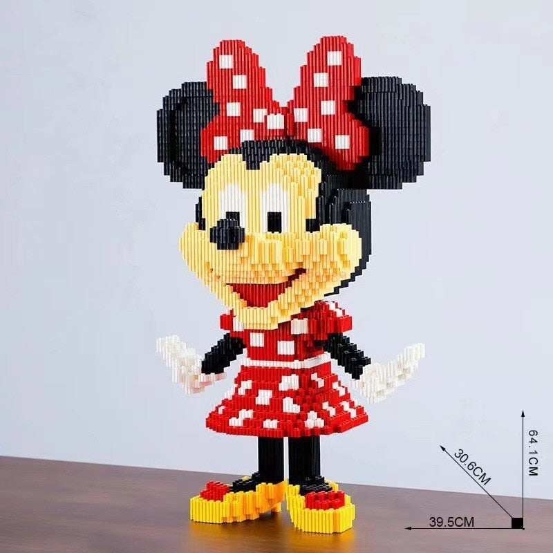 Riesige Maus im roten Kleid