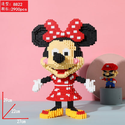 Mega Mouse im roten Kleid