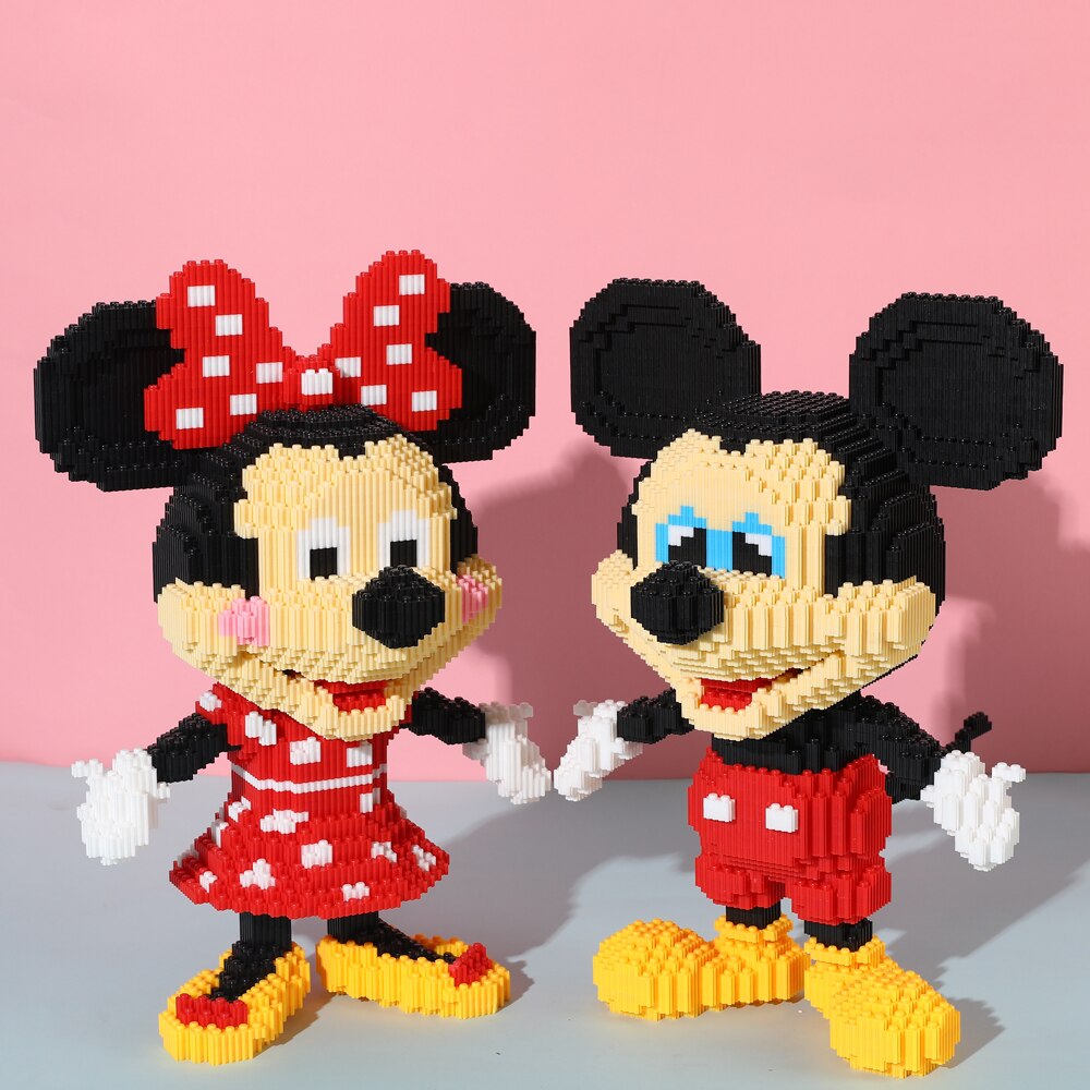 Mega Mouse im roten Kleid