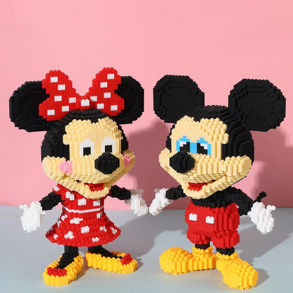 Mega Mouse im roten Kleid