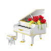 Weißes Klavier mit Rosen