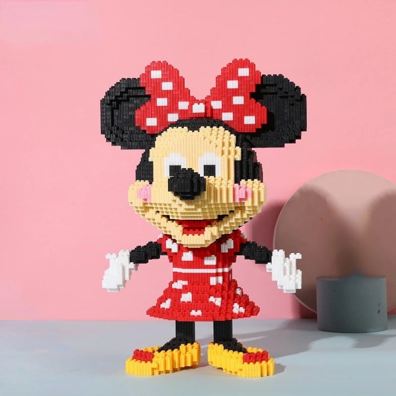 Mega Mouse im roten Kleid
