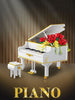 Weißes Klavier mit Rosen
