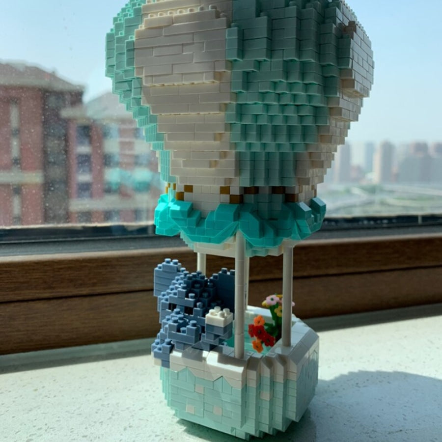 Blauer Heißluftballon mit Elefant