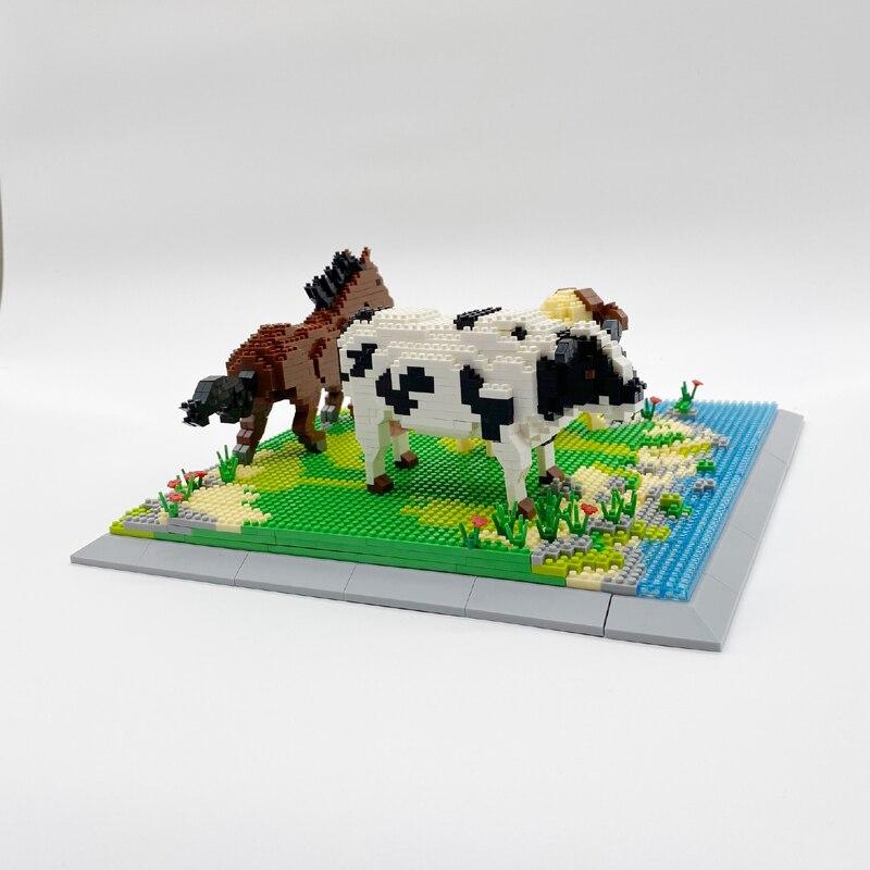 Pferd, Kuh und Schaf auf der Weide