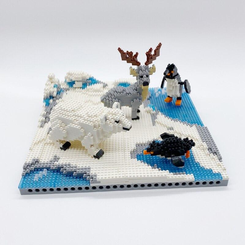 Pinguine, Rehe und Eisbären auf dem Eis