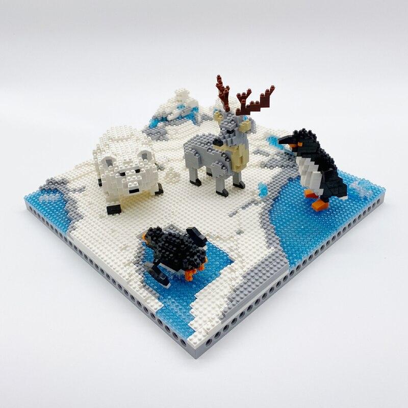 Pinguine, Rehe und Eisbären auf dem Eis